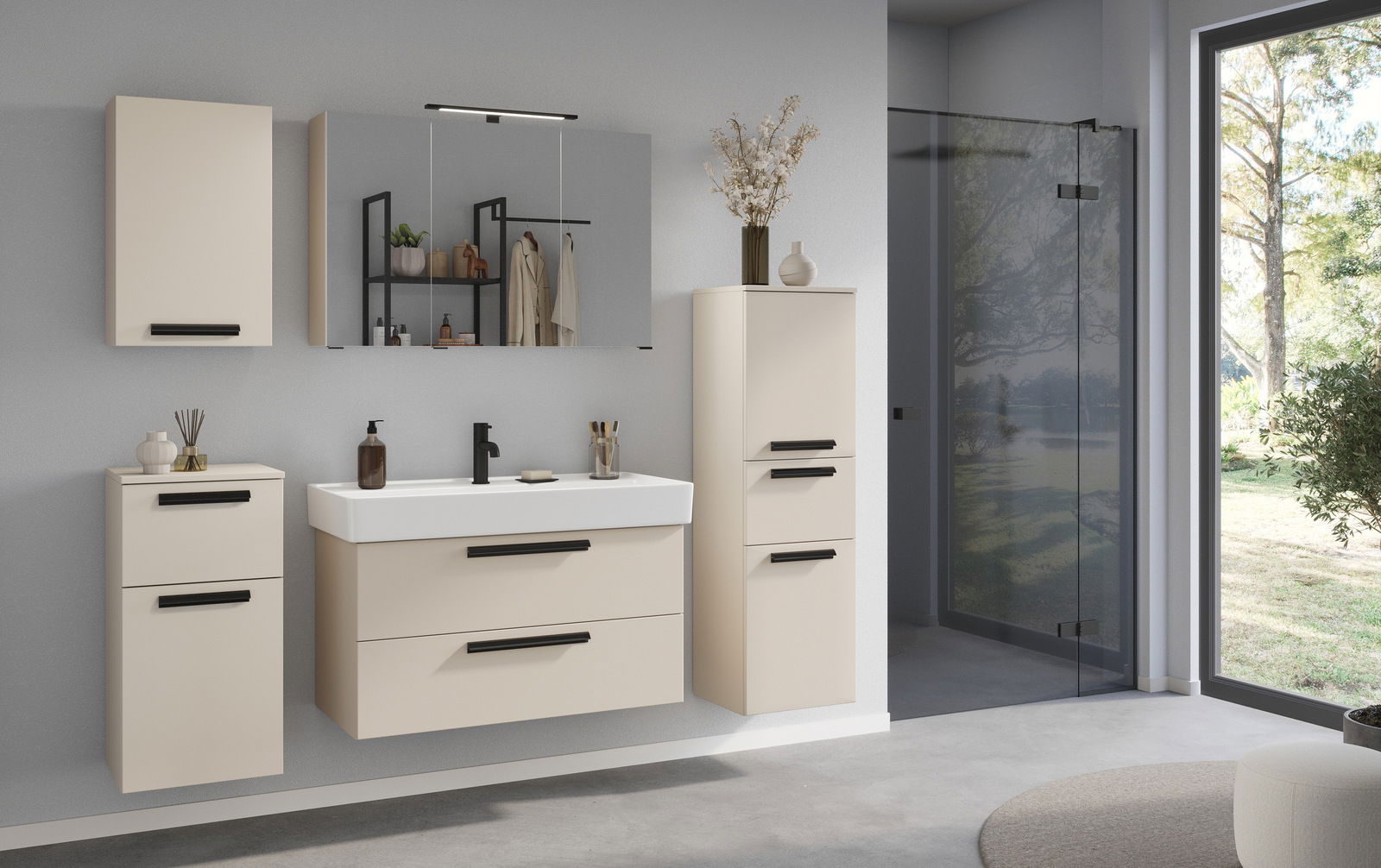 XORA Spiegelschrank VANNES Moderner Spiegelschrank in einem stilvollen Badezimmer, frontal betrachtet, mit beige Schränken und schwarzem Zubehör.