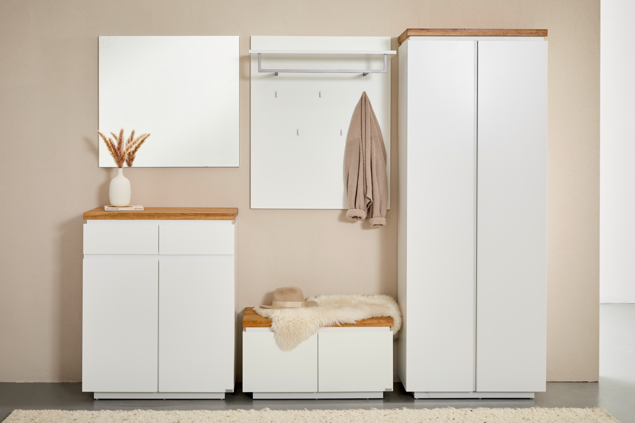Moderne Flurgarderobe in Weiß mit Holzoptik-Akzenten: links Kommode mit Spiegel, mittig Garderobenpaneel mit Ablage und Haken sowie Sitzbank, rechts hoher Schrank mit Doppeltür; Frontansicht.