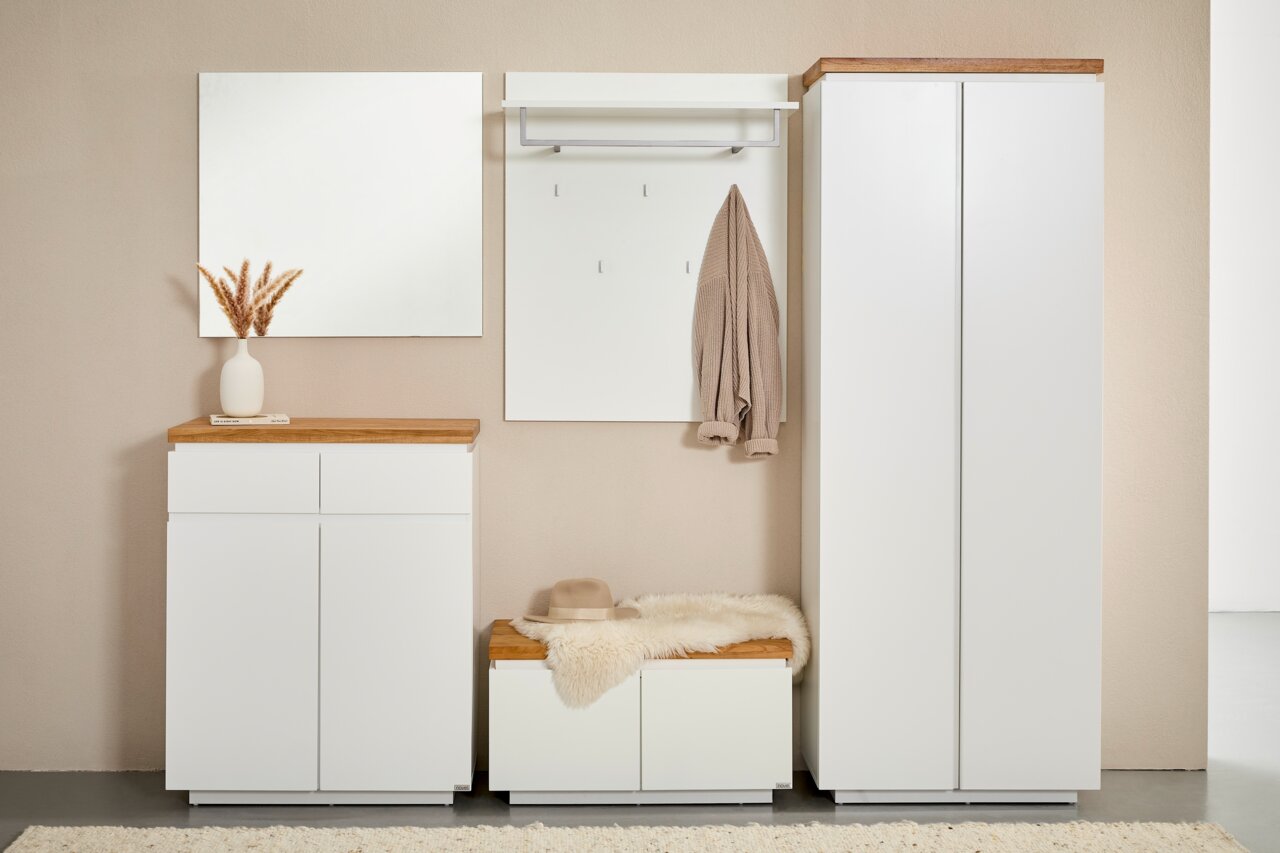 Novel Garderobenschrank DALTON Moderne Flurgarderobe in Weiß mit Holzoptik-Akzenten: links Kommode mit Spiegel, mittig Garderobenpaneel mit Ablage und Haken sowie Sitzbank, rechts hoher Schrank mit Doppeltür; Frontansicht.