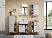 Badezimmer mit moderner Einrichtung, bestehend aus einem Waschbecken mit Unterschrank, einem Spiegel mit TwinLED-Aufsatzleuchte und mehreren Schränken in Holzoptik. Frontalansicht.