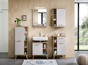 Badezimmer mit moderner Einrichtung, bestehend aus einem Waschbecken mit Unterschrank, einem Spiegel mit TwinLED-Aufsatzleuchte und mehreren Schränken in Holzoptik. Frontalansicht.