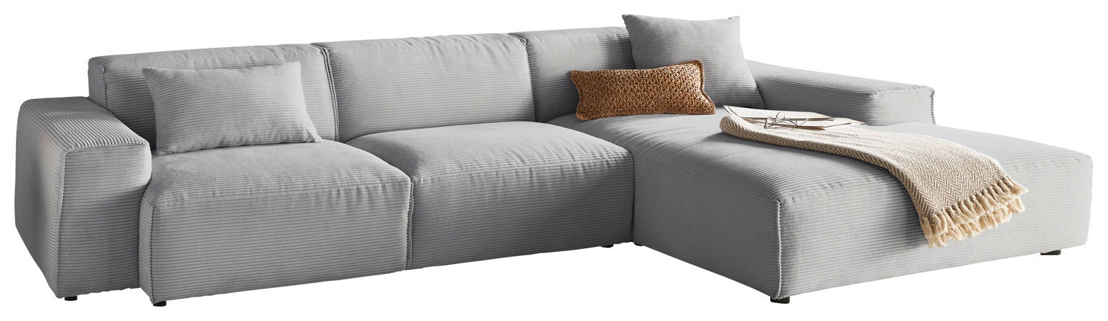 Lounge Handmade Hoekbank LH-EDINA Graues Ecksofa mit Ottomane, dekoriert mit Kissen und Decke, Perspektive von vorne rechts