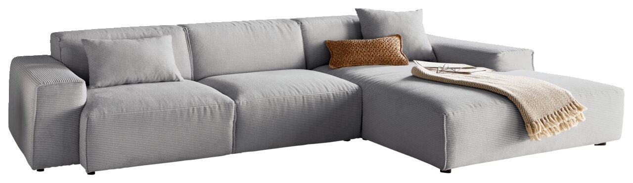 Lounge Handmade Ecksofa LH-EDINA Graues Ecksofa mit Ottomane, dekoriert mit Kissen und Decke, Perspektive von vorne rechts