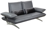 Modernes graues 2,5-Sitzer Sofa mit verstellbaren Armlehnen und eleganten Metallfüßen, seitliche Perspektive