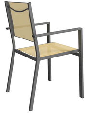 Moderner Stapelsessel mit Metallrahmen und beigem Sitz und Rückenlehne, seitliche Perspektive