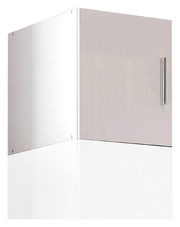 Eckansicht eines weißen, modernen Schranks mit glänzender Oberfläche und einem Metallgriff.
