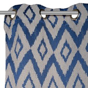 Ösenschal mit blau-weißem geometrischem Muster, Nahaufnahme von oben mit sichtbaren Ösen.