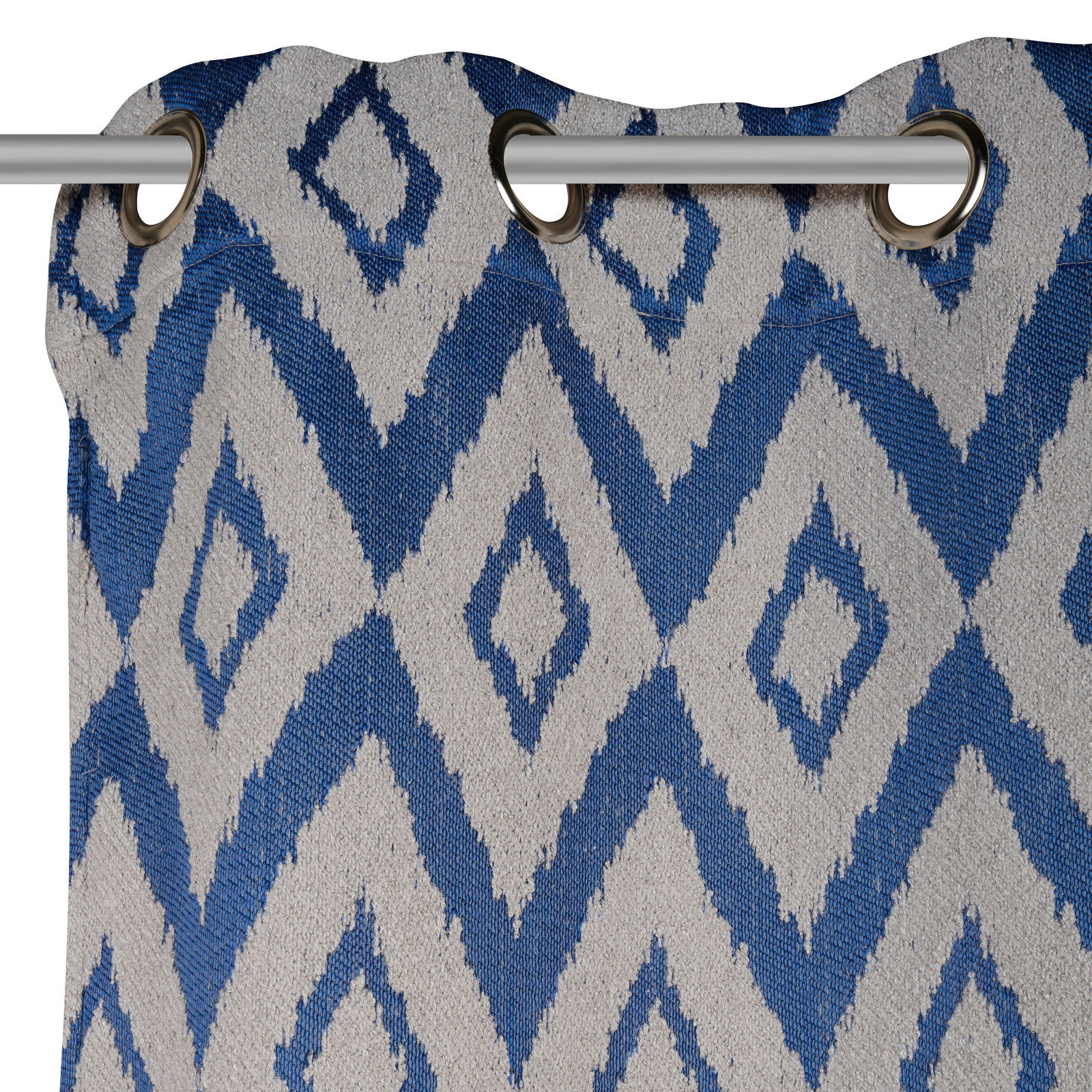 Ösenschal mit blau-weißem geometrischem Muster, Nahaufnahme von oben mit sichtbaren Ösen.