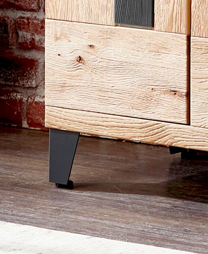 Nahaufnahme eines Schuhschranks aus Holz mit Metallbeinen, seitliche Perspektive