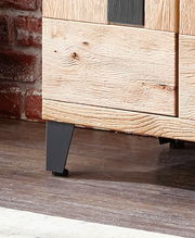 Nahaufnahme eines Schuhschranks aus Holz mit Metallbeinen, seitliche Perspektive