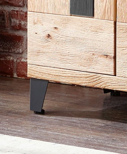 Nahaufnahme eines Schuhschranks aus Holz mit Metallbeinen, seitliche Perspektive