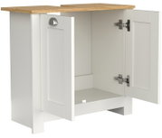 Weißer Unterschrank mit Holzoptik-Arbeitsplatte, geöffneter Tür und sichtbaren Scharnieren, in schräger Vorderansicht von oben.
