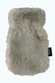 Weiche, graue, flauschige Hülle mit Joop-Label, von oben betrachtet.