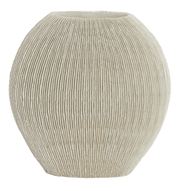 Bauchige, cremeweiße Keramikvase mit feinen vertikalen Rillen und schmaler Öffnung, freigestellt auf weißem Hintergrund, Frontansicht.