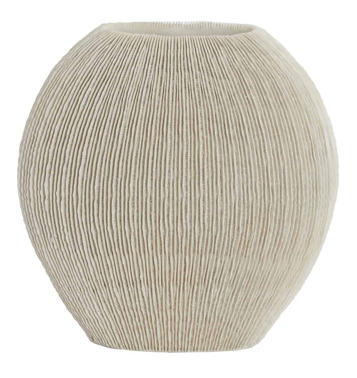 Een bolle, crèmekleurige keramische vaas met fijne verticale groeven en een smalle opening, vrijstaand op een witte achtergrond, vooraanzicht.