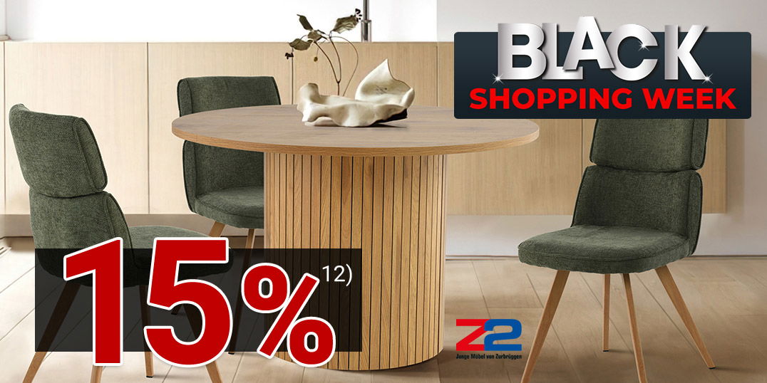Moderner Essbereich mit rundem Holztisch und grünen Stühlen, darüber Schriftzug „Black Shopping Week