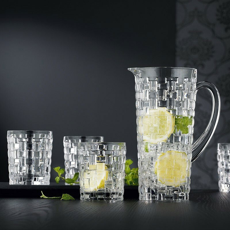 Krugset 5-tlg. Bossa Nova aus Glas mit geometrischem Muster, gefüllt mit Zitronenscheiben und Minze, seitliche Perspektive