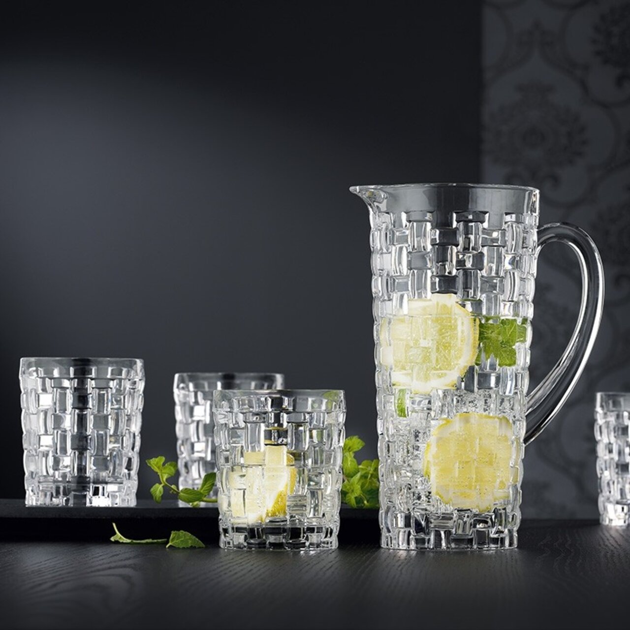 Krugset 5-tlg. Bossa Nova aus Glas mit geometrischem Muster, gefüllt mit Zitronenscheiben und Minze, seitliche Perspektive