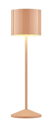 Moderne Akku-Tischleuchte in Kupferfarbe, frontal abgebildet mit zylindrischem Lampenschirm und schlankem Standfuß.