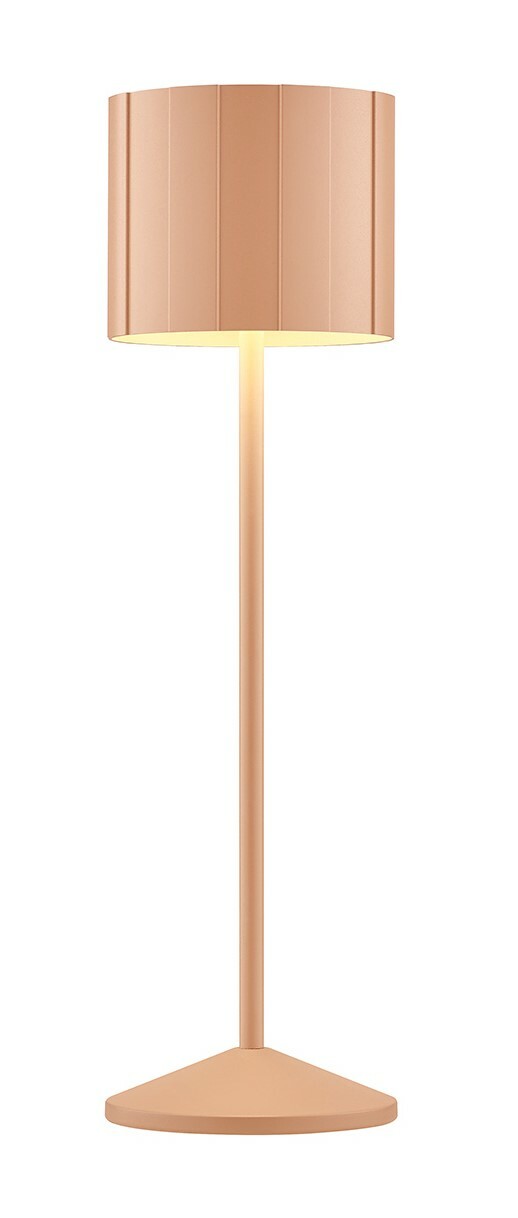 Moderne Akku-Tischleuchte in Kupferfarbe, frontal abgebildet mit zylindrischem Lampenschirm und schlankem Standfuß.