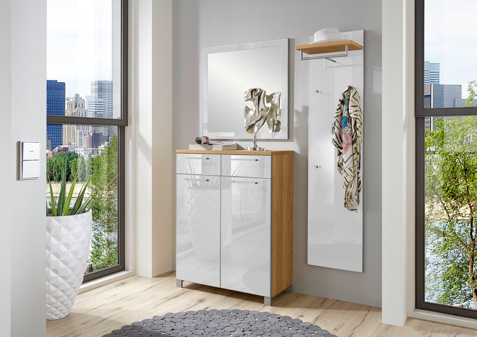 Garderoben-Set 3-tlg. in modernem Design mit Spiegel, Schrank und Wandpaneel, seitliche Perspektive