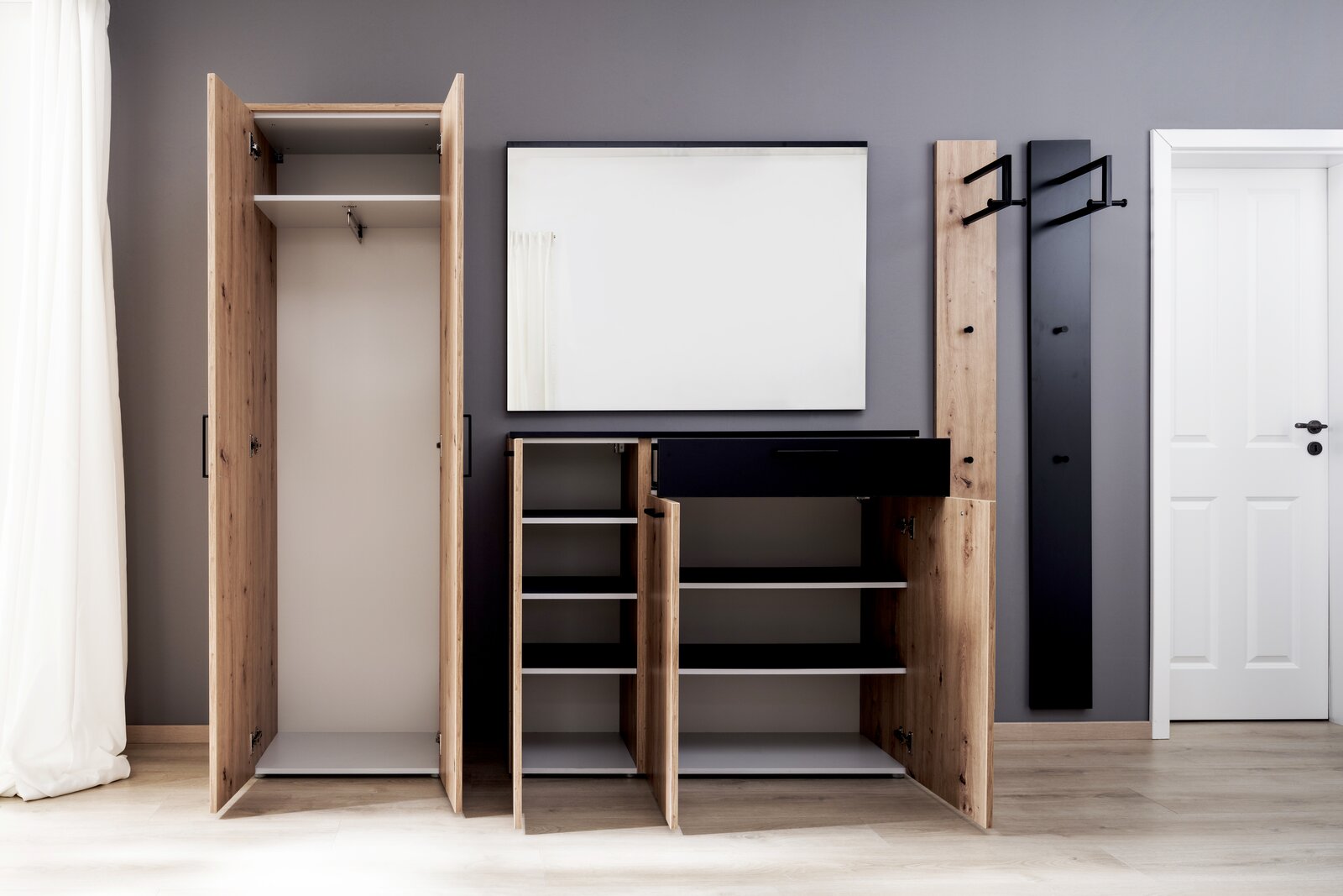 Garderobenkombination mit offenem Schrank, Regalen und Spiegel, frontal betrachtet.