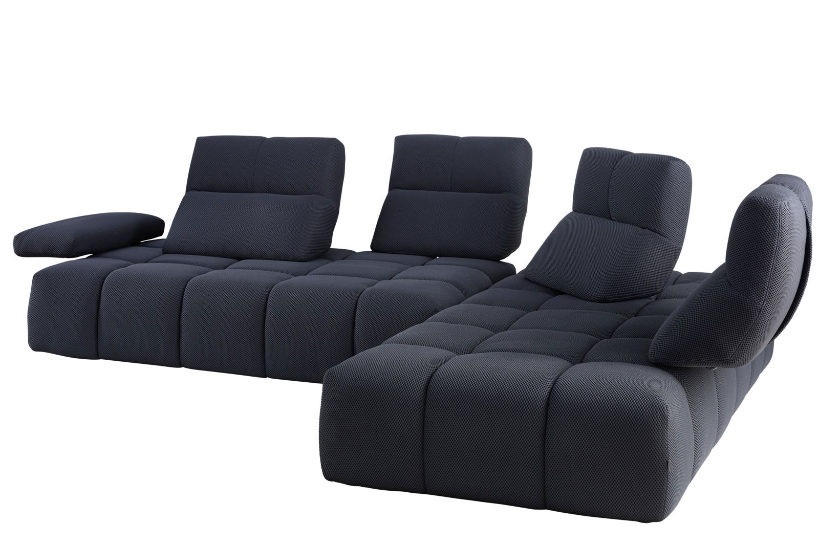 Moderne Eckgarnitur in dunklem Stoff, perspektivisch von vorne links fotografiert.