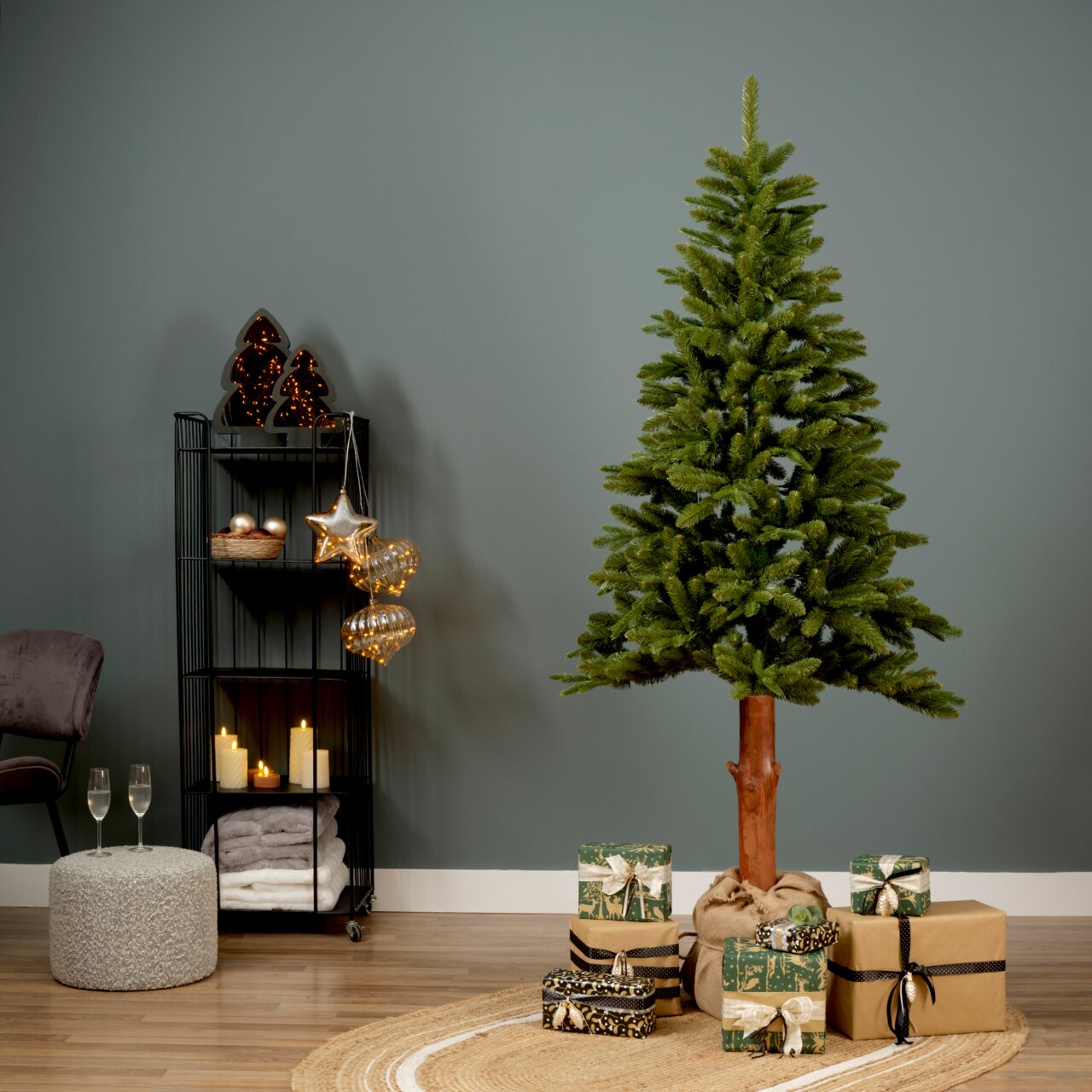 Everlands Tanne Tiaga 240cm Künstlicher Weihnachtsbaum Tiaga Tanne, Höhe 240 cm, in einem modernen Wohnzimmer mit Geschenken und Dekorationen, seitliche Perspektive.