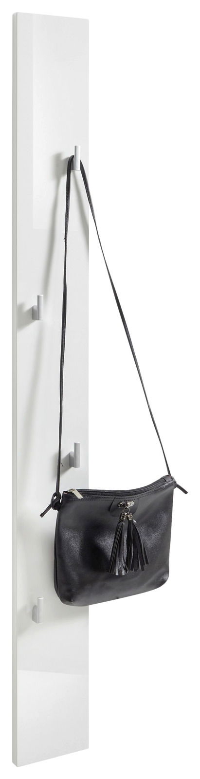 Weißes Garderobenpaneel mit mehreren Haken, an dem eine schwarze Tasche hängt, seitliche Perspektive.