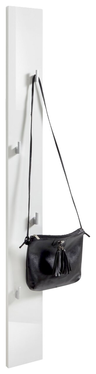Weißes Garderobenpaneel mit mehreren Haken, an dem eine schwarze Tasche hängt, seitliche Perspektive.