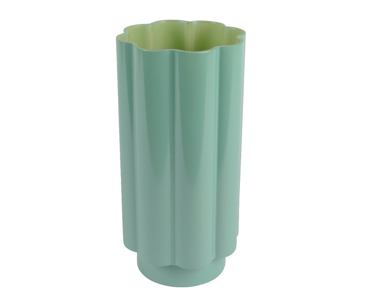 Hochformatige, mintgrüne Vase mit wellenförmigem Rand, aus seitlicher Perspektive fotografiert.