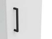 Nahaufnahme eines weißen Mehrzweckschranks mit schwarzem Griff, seitliche Perspektive