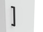 Nahaufnahme eines weißen Mehrzweckschranks mit schwarzem Griff, seitliche Perspektive