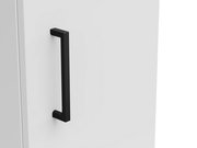 Nahaufnahme eines weißen Mehrzweckschranks mit schwarzem Griff, seitliche Perspektive