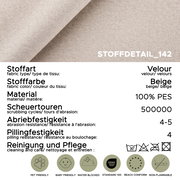 Nahaufnahme in Draufsicht: beiger Veloursstoff (Stoffdetail_142) aus 100% PES mit Angaben zu 500.000 Scheuertouren, Abriebfestigkeit 4–5, Pillingfestigkeit 4 sowie Pflege- und Zertifikats-Icons (u. a. OEKO-TEX Standard 100, REACH, pet- und babyfreundlich,