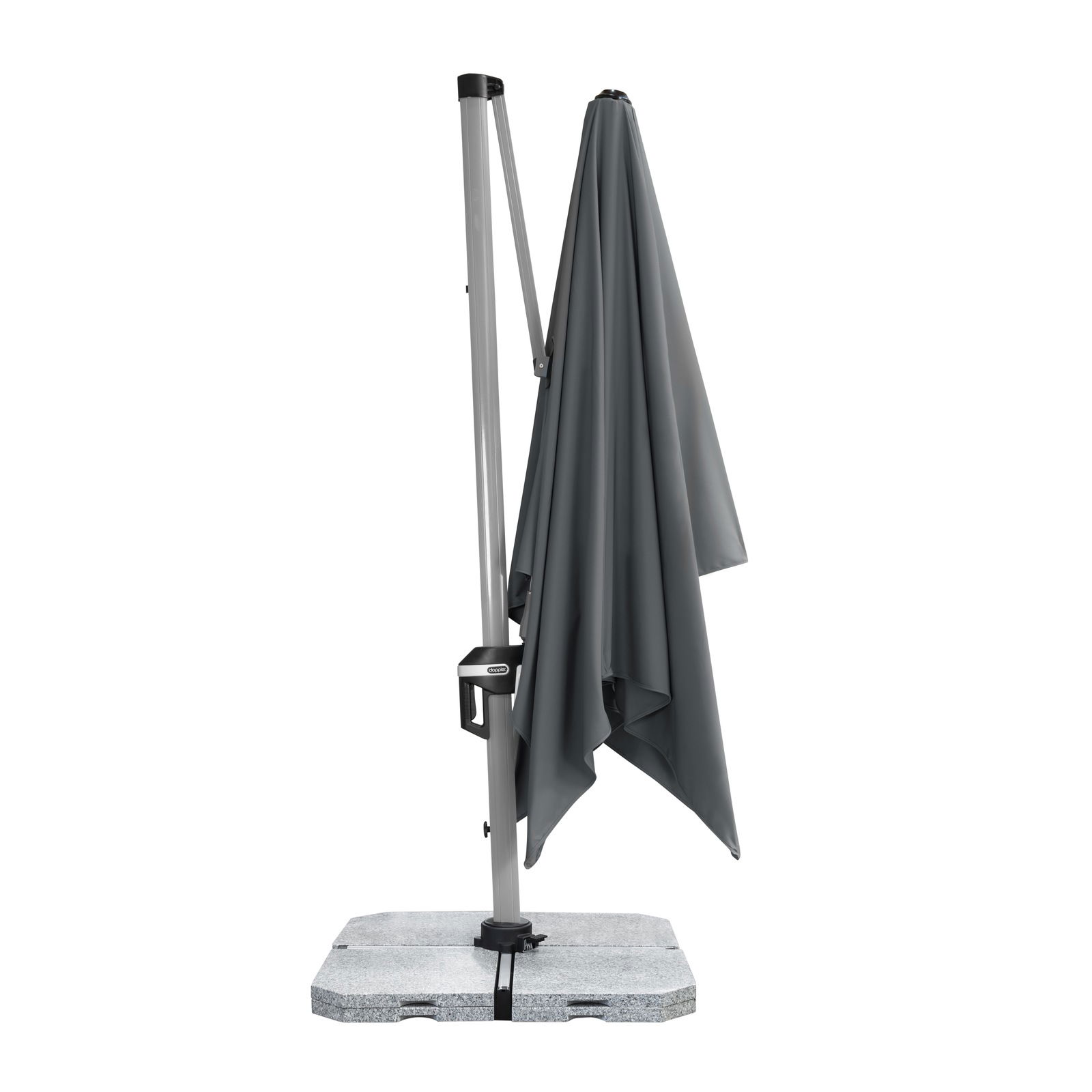 Geschlossener Pendelschirm in seitlicher Ansicht mit grauem Stoff und stabilem Standfuß.