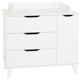 Weiße Wickelkommode mit drei Schubladen und einer Tür, frontal abgebildet.