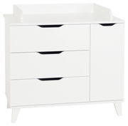 Weiße Wickelkommode mit drei Schubladen und einer Tür, frontal abgebildet.