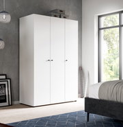 Weißer dreitüriger Kleiderschrank mit schwarzen Griffen im Schlafzimmer, frontale Perspektive