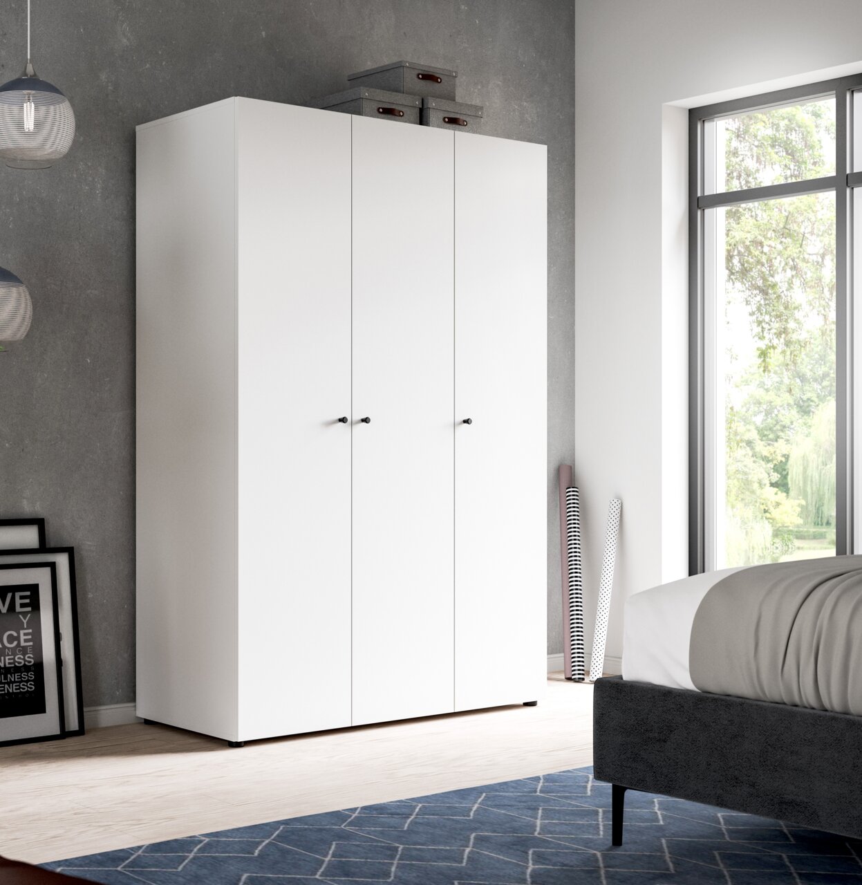 Weißer dreitüriger Kleiderschrank mit schwarzen Griffen im Schlafzimmer, frontale Perspektive