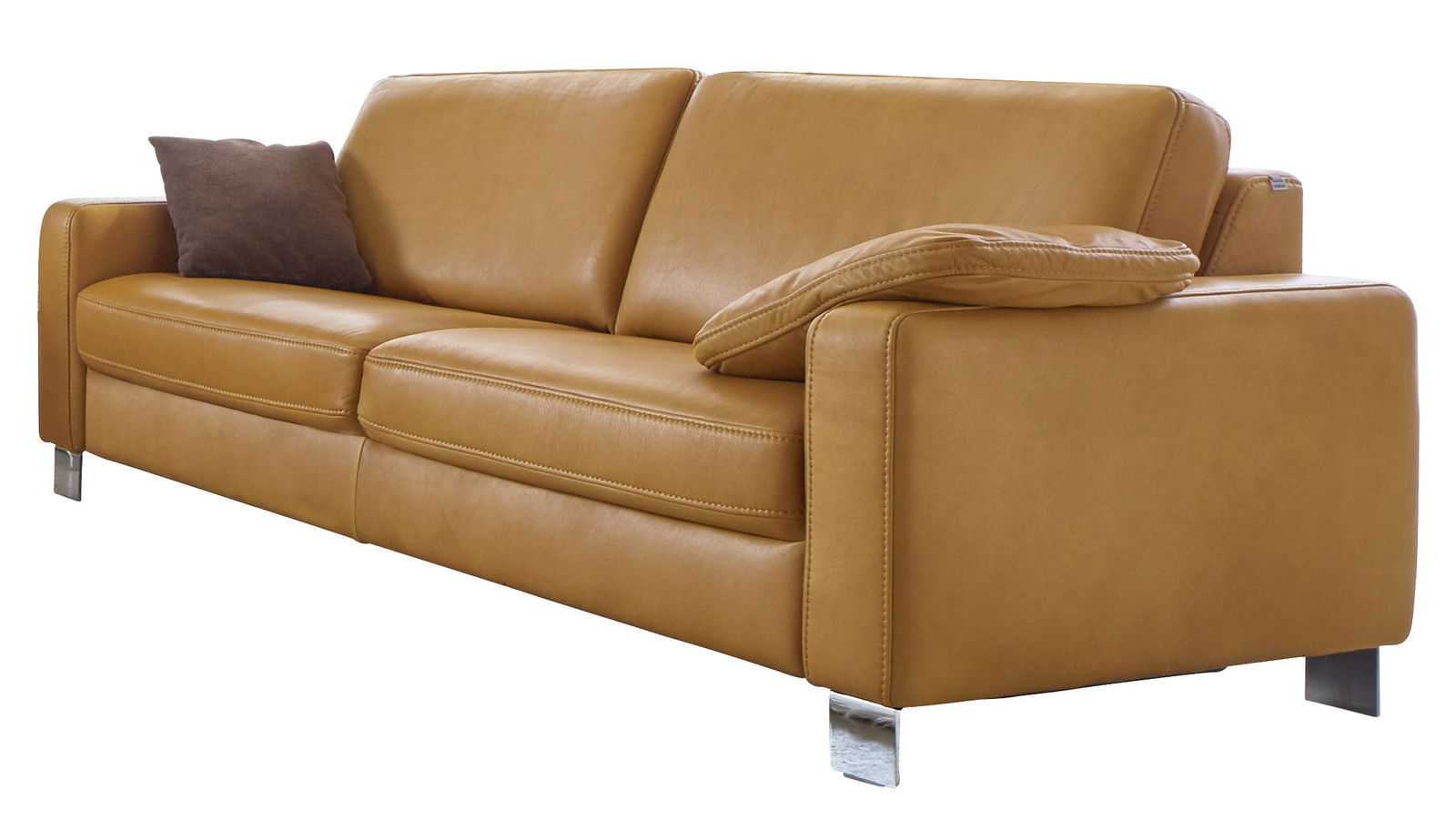 Braunes Ledersofa mit drei Sitzplätzen, seitliche Perspektive, mit einem braunen Kissen auf der linken Seite.