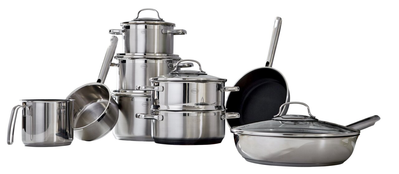 Rösle Topfset 10-tlg. ELEGANCE Topfset Elegance 10-tlg. aus Edelstahl, bestehend aus verschiedenen Töpfen und Pfannen mit Deckeln, in einer seitlichen Perspektive.