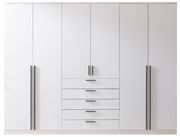 6-türiger Drehtürenschrank in Weiß mit schwarzen Griffen, frontal betrachtet