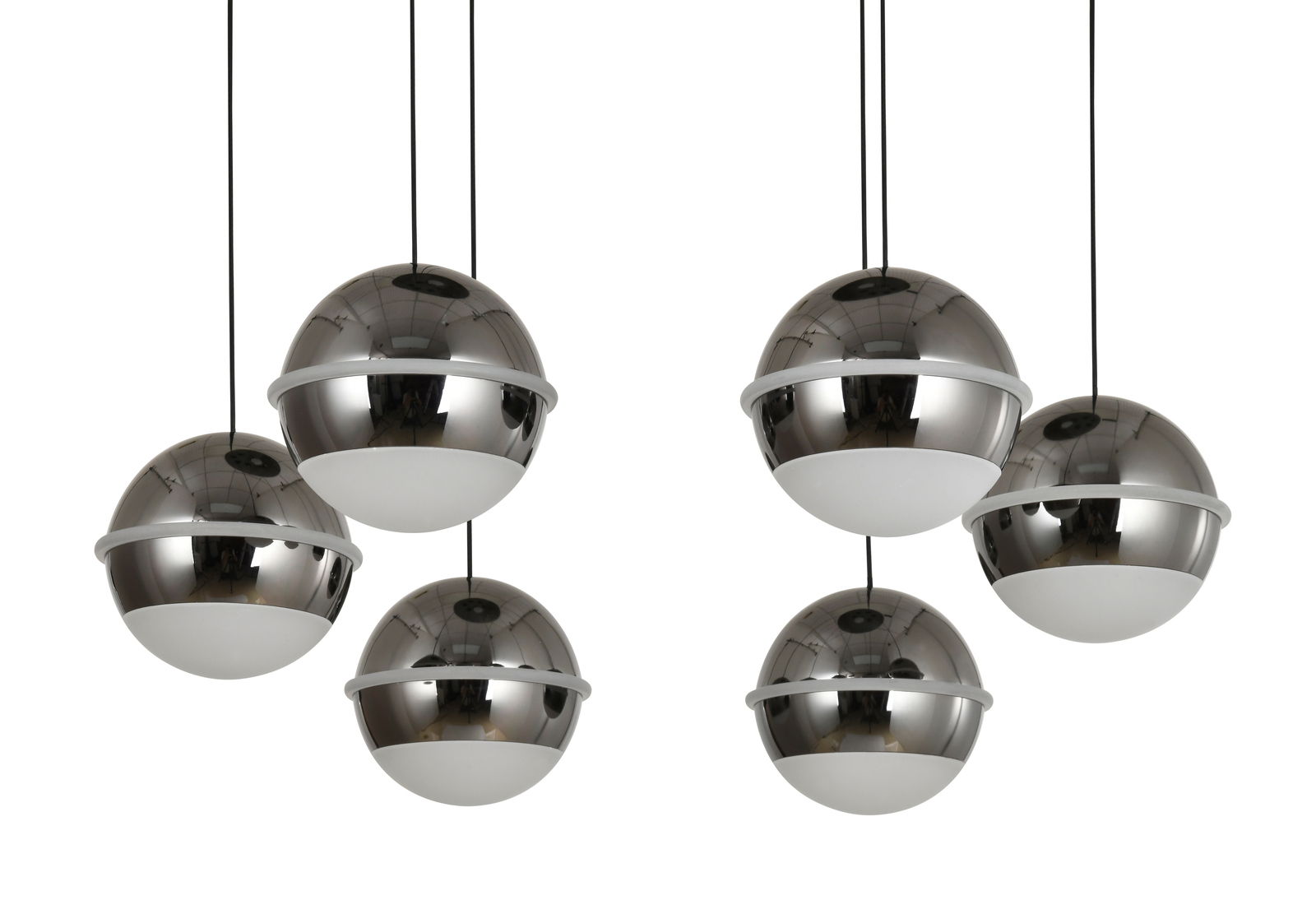 Moderne LED-Pendelleuchte mit sechs kugelförmigen, verchromten Lampenschirmen, von unten betrachtet.
