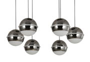 Moderne LED-Pendelleuchte mit sechs kugelförmigen, verchromten Lampenschirmen, von unten betrachtet.