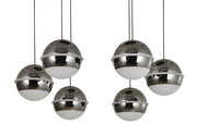 Moderne LED-Pendelleuchte mit sechs kugelförmigen, verchromten Lampenschirmen, von unten betrachtet.