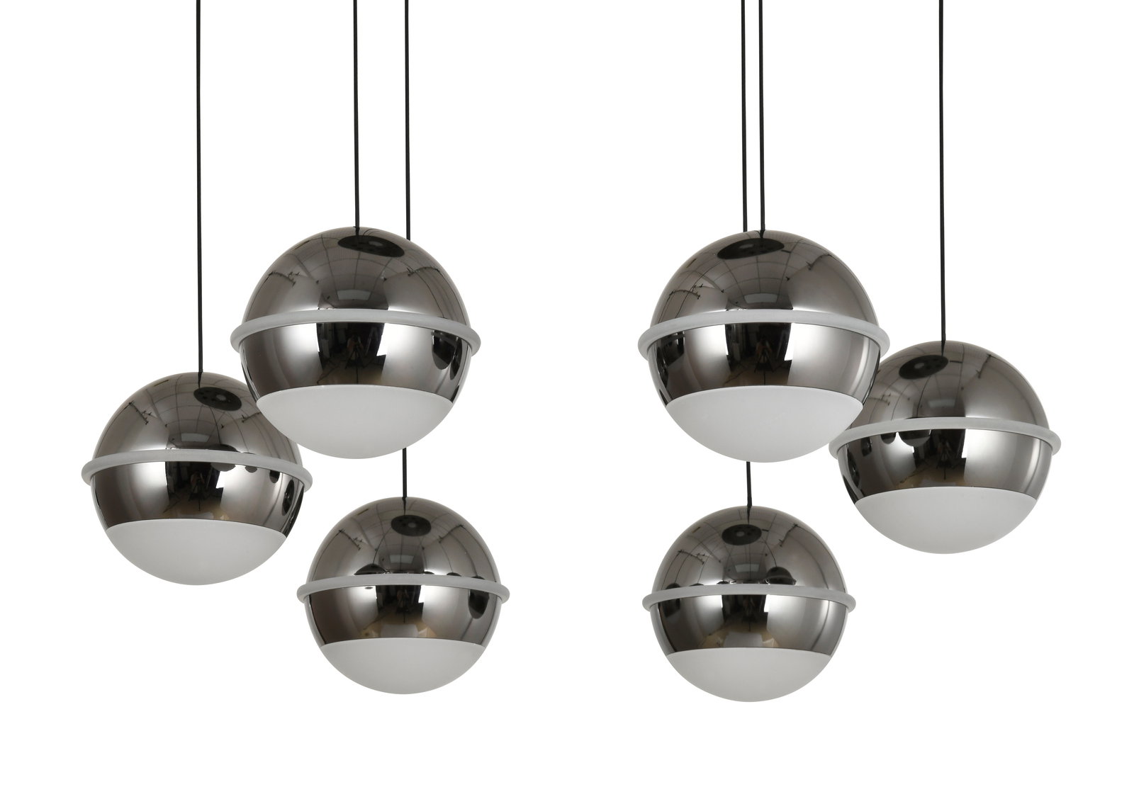 Moderne LED-hanglamp met zes bolvormige, verchroomde lampenkappen, gezien van onderaf.