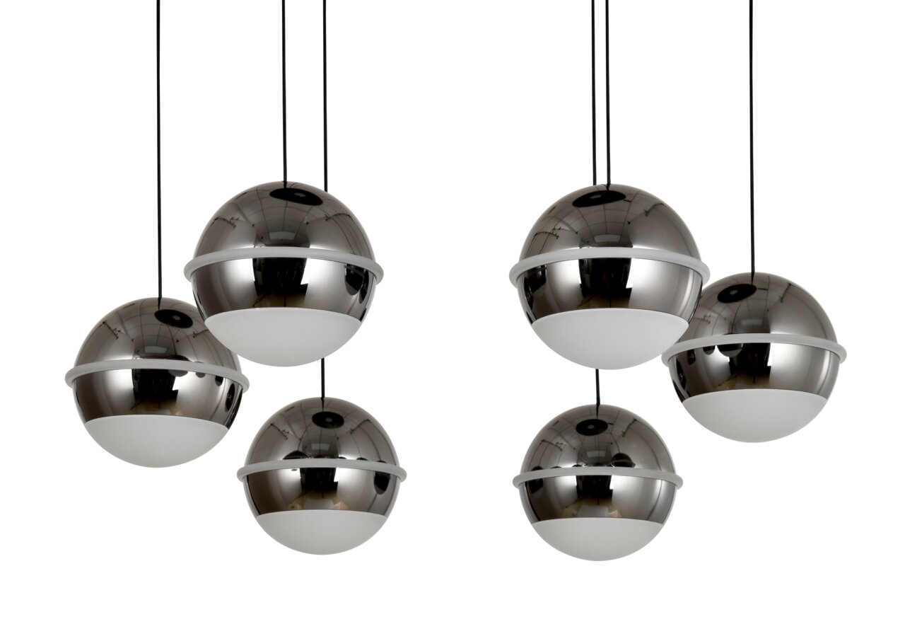 Moderne LED-hanglamp met zes bolvormige, verchroomde lampenkappen, gezien van onderaf.