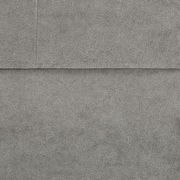 Nahaufnahme einer grauen Hockerbank mit Stauraum, Textur des Stoffes sichtbar.