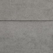 Nahaufnahme einer grauen Hockerbank mit Stauraum, Textur des Stoffes sichtbar.